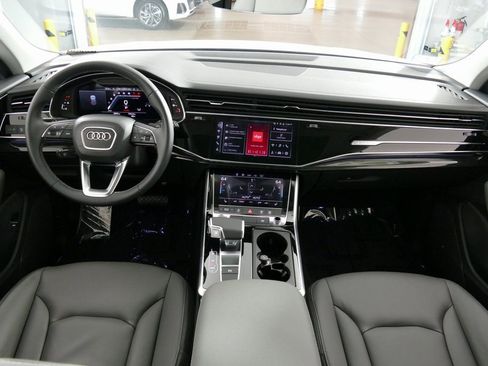 Used 2024 Audi Q8 Premium image 23