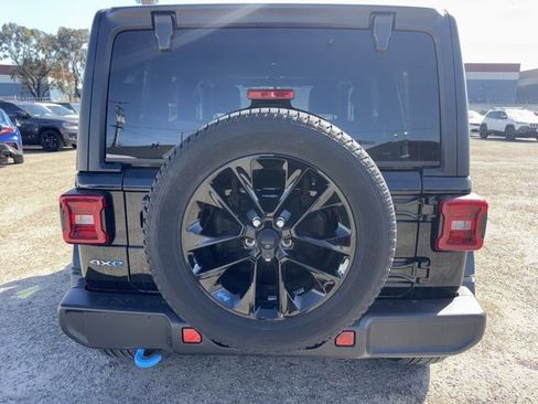 Used 2022 Jeep Wrangler Unlimited Sahara w/ Cold Weather Group image 6