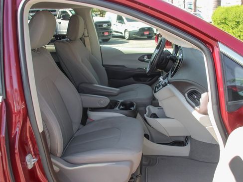 Used 2021 Chrysler Pacifica Touring w/ Uconnect Theater Family Group image 39