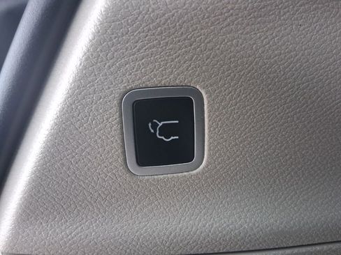 Used 2023 Chrysler Pacifica Touring-L image 14