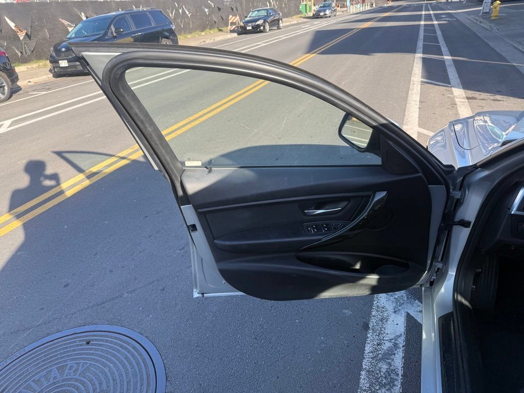 Used 2018 BMW 320i Sedan RWD image 7
