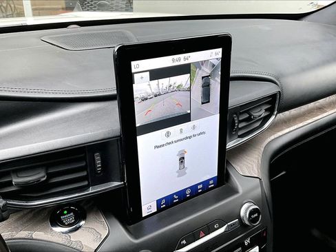 Used 2020 Ford Explorer Platinum w/ Premium Technology Package image 21