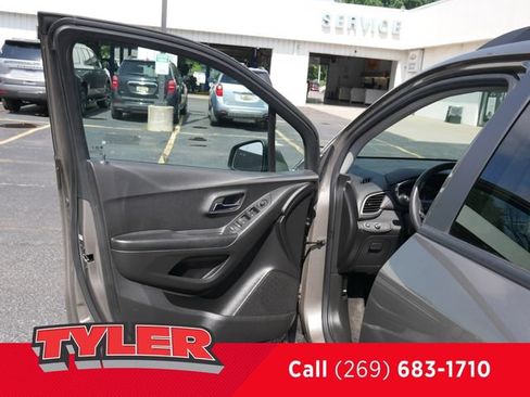 Used 2022 Chevrolet Trax LT w/ LT Convenience Package AWD/4WD image 18