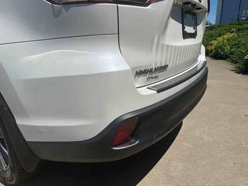 Used 2019 Toyota Highlander XLE AWD/4WD image 18