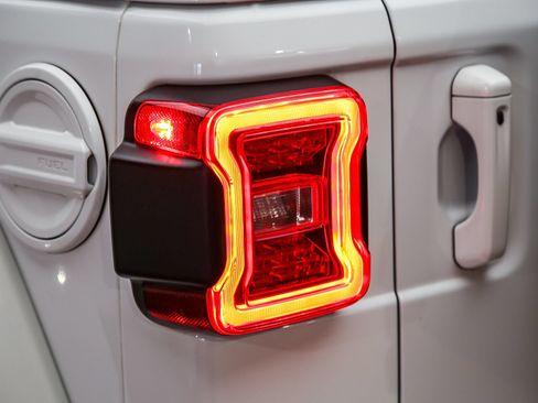 Used 2021 Jeep Wrangler Unlimited Sahara AWD/4WD image 11
