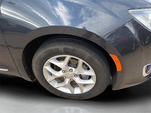 Used 2019 Chrysler Pacifica Touring-L Plus w/ Advanced Safetytec Group image 4