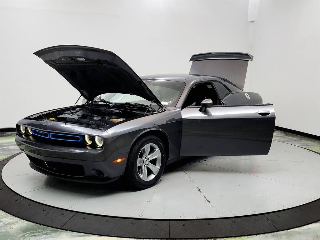 Used 2020 Dodge Challenger SXT RWD image 9