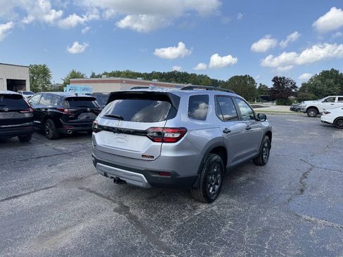 Used 2025 Honda Pilot TrailSport image 5