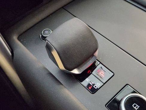 Used 2025 Land Rover Discovery S image 18