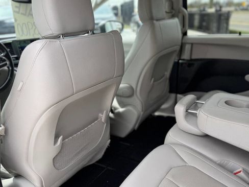 Used 2019 Chrysler Pacifica Touring-L image 17
