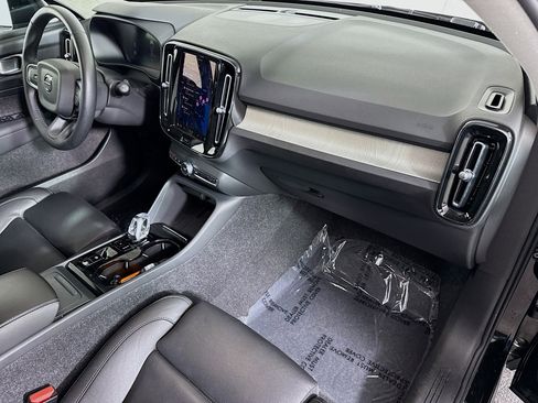 Used 2025 Volvo XC40 B5 Plus image 30