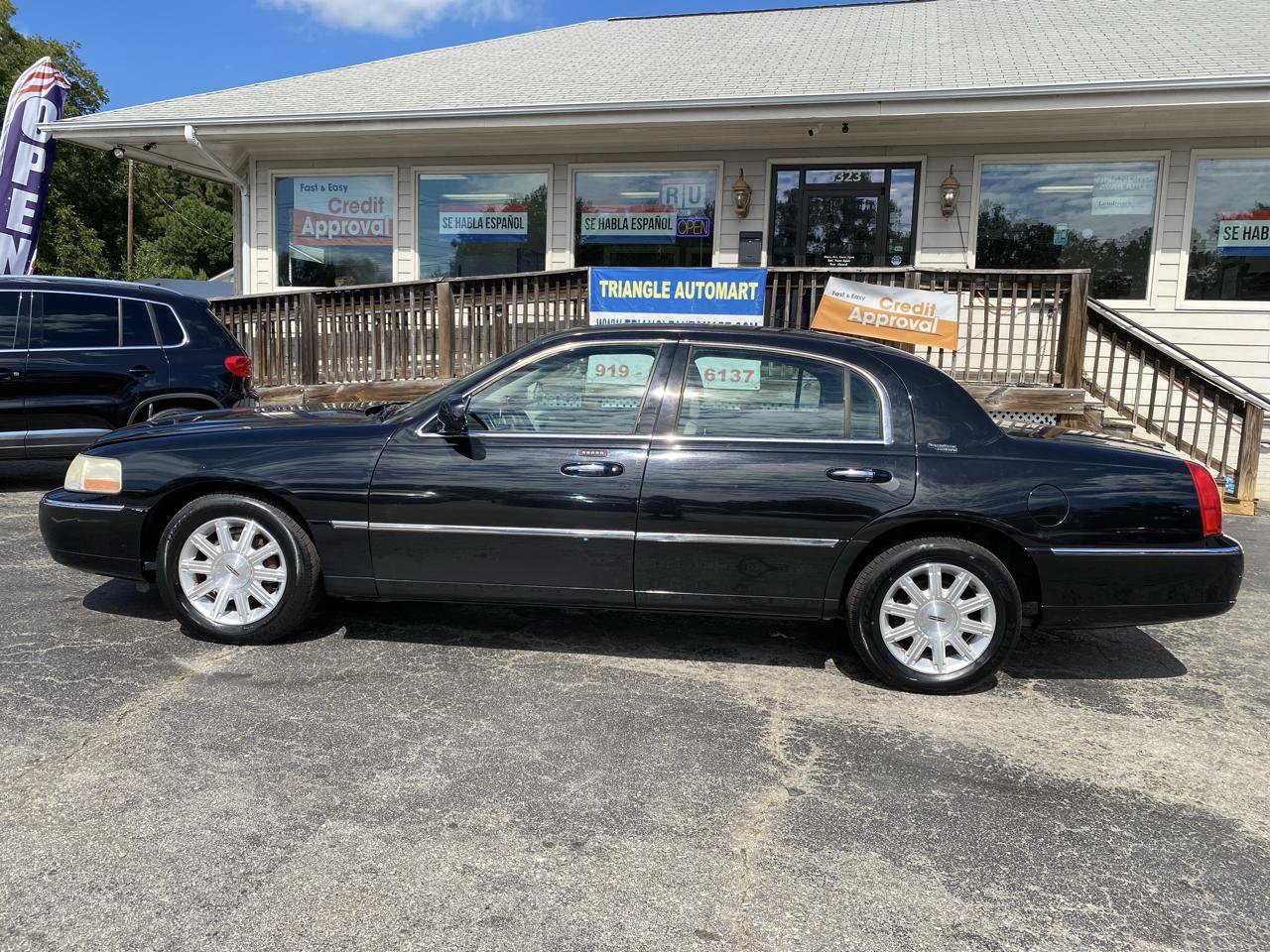 Used 2011 Lincoln Town Car Signature Limited RWD image 10