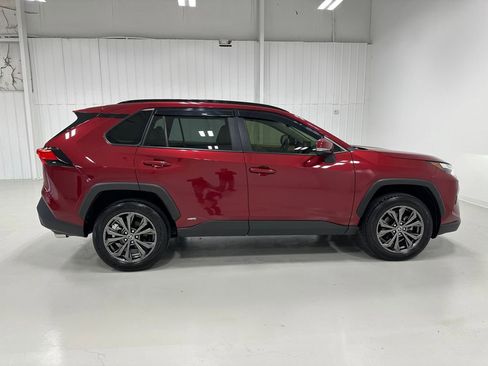 Used 2022 Toyota RAV4 XLE Premium image 6