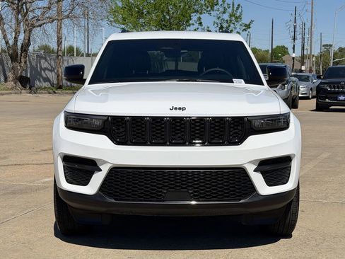 Used 2025 Jeep Grand Cherokee Altitude image 3