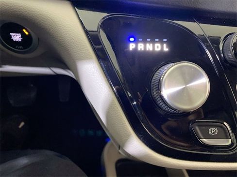 Used 2019 Chrysler Pacifica Touring-L image 42