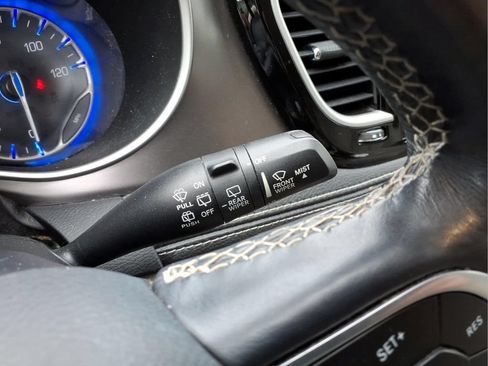 Used 2021 Chrysler Pacifica Touring-L FWD image 26