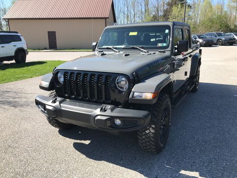 Used 2022 Jeep Gladiator Willys AWD/4WD image 4