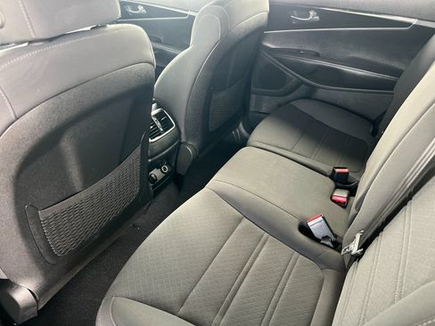 Used 2020 Kia Sorento FWD V6 image 11