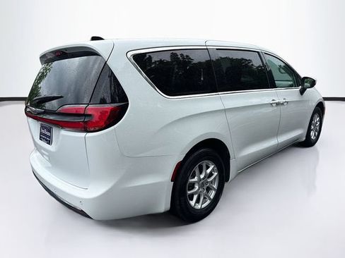 Used 2023 Chrysler Pacifica Touring-L FWD image 10