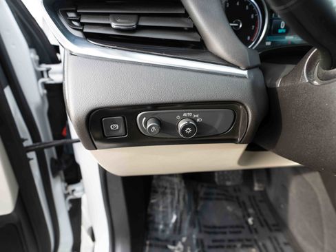 Used 2018 Buick Enclave Essence image 11