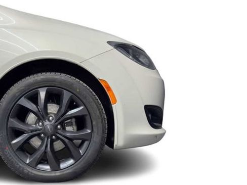 Used 2020 Chrysler Pacifica Touring w/ S Appearance Package FWD image 9