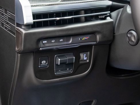 Certified 2025 Cadillac Escalade V w/ LPO, ONYX Package AWD/4WD image 27