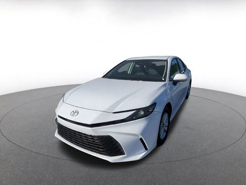 Used 2025 Toyota Camry LE image 7