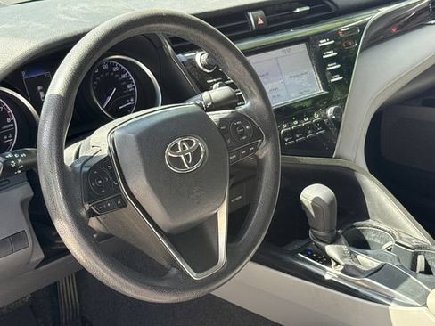 Used 2018 Toyota Camry LE FWD image 17