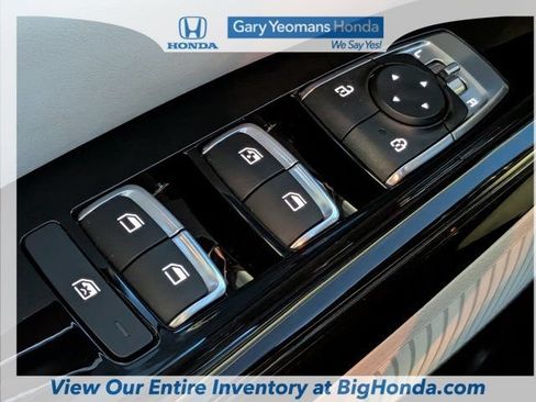 Used 2024 Kia Carnival EX FWD image 25
