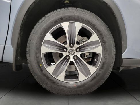 Used 2020 Toyota Highlander XLE image 4