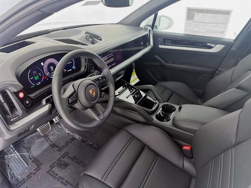 New 2025 Porsche Cayenne E-Hybrid image 4