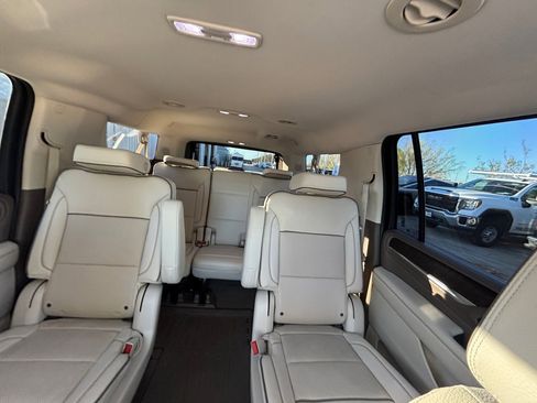 Used 2022 GMC Yukon XL Denali w/ Advanced Technology Package image 5