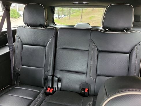 Used 2023 Chevrolet Suburban Premier image 8