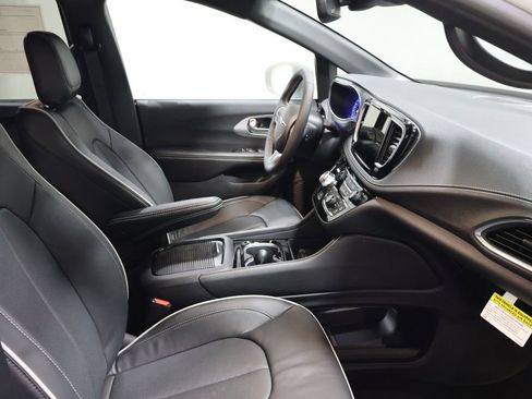 New 2026 Chrysler Pacifica Limited image 16
