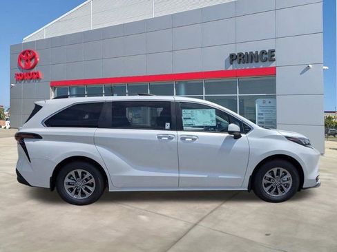 New 2026 Toyota Sienna XLE image 2