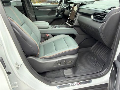 Used 2024 GMC Acadia AT4 w/ Luxury Package image 13