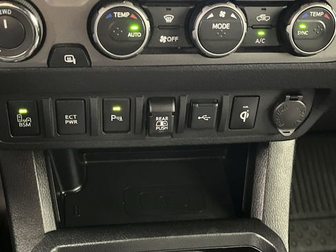 Used 2021 Toyota Tacoma TRD Sport w/ Technology Package image 20