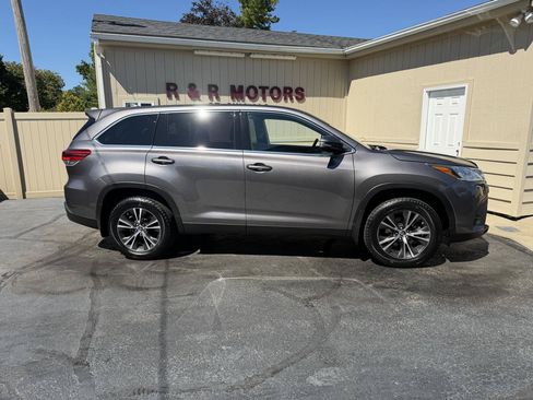 Used 2019 Toyota Highlander Plus AWD/4WD image 2