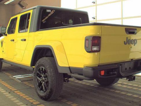 Used 2023 Jeep Gladiator Sport AWD/4WD image 4