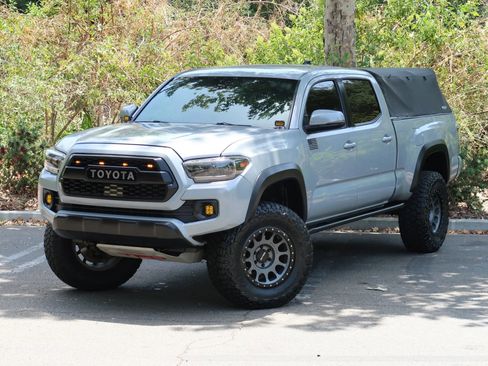 Used 2021 Toyota Tacoma TRD Off-Road w/ Technology Package AWD/4WD image 4