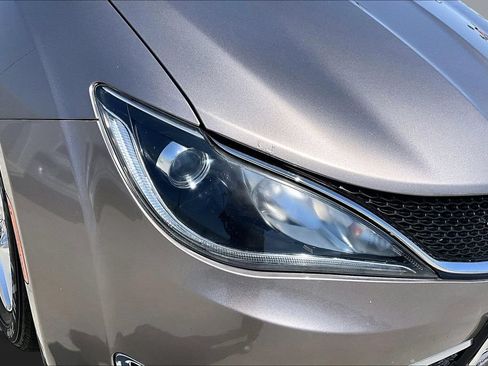 Used 2018 Chrysler Pacifica Touring Plus w/ Tire & Wheel Group FWD image 29