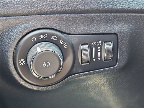 Used 2018 Jeep Compass Latitude w/ Popular Equipment Group FWD image 17