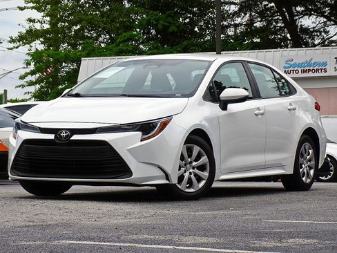 Used 2023 Toyota Corolla LE FWD image 2