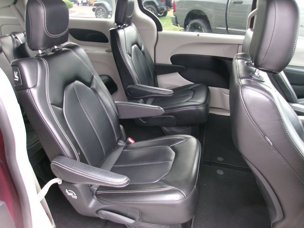 Certified 2023 Chrysler Pacifica Touring-L FWD image 9