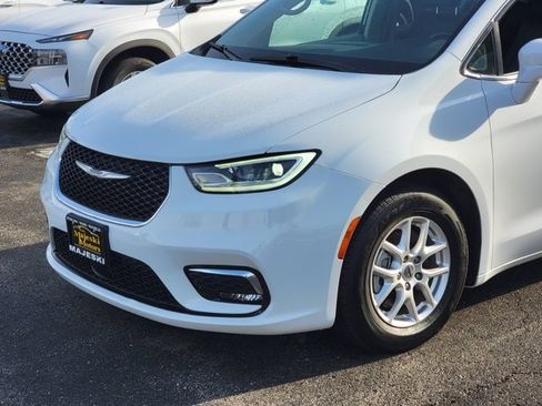 Used 2022 Chrysler Pacifica Touring-L image 14