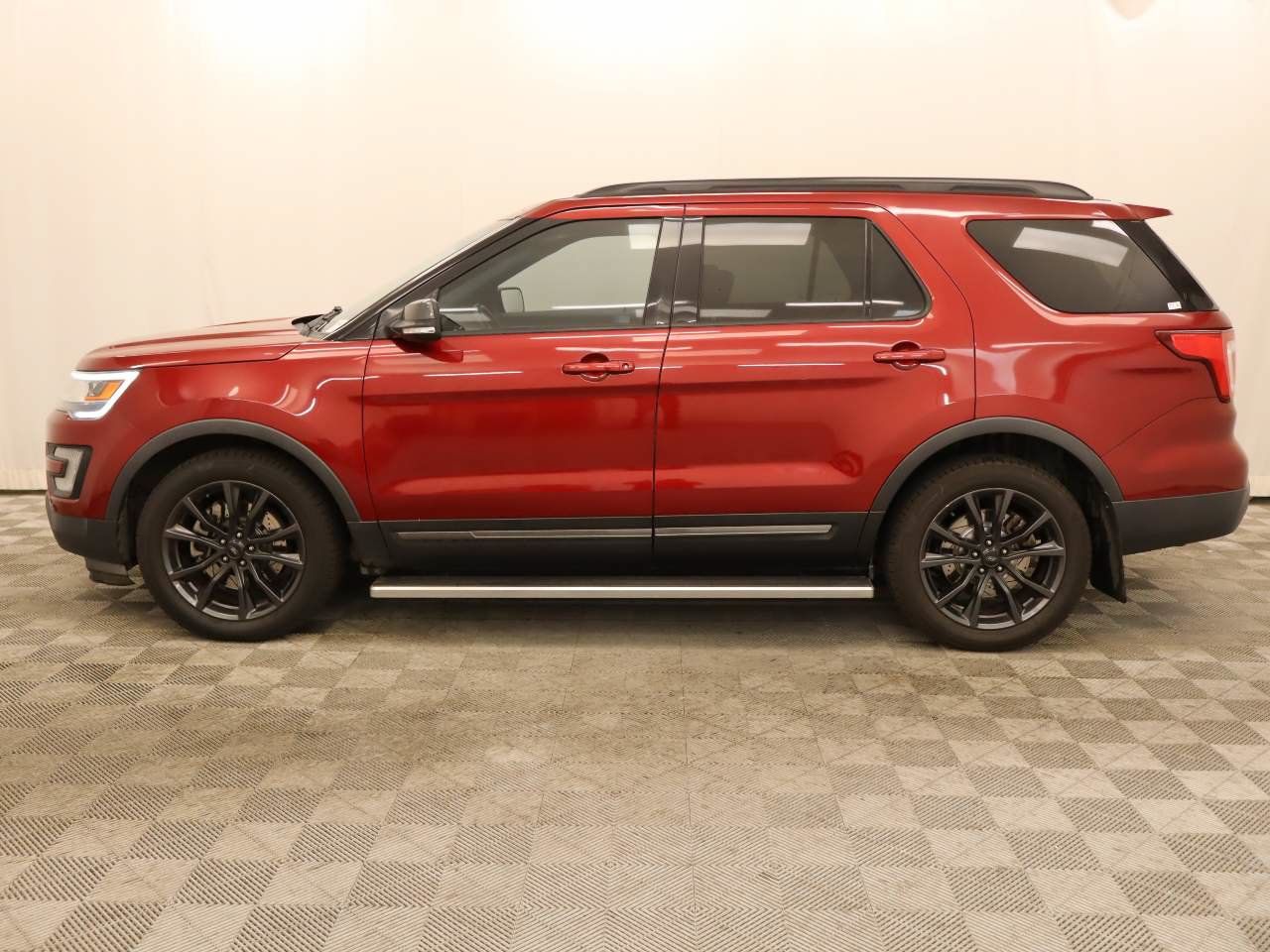 Used 2017 Ford Explorer XLT w/ Equipment Group 202A AWD/4WD image 2