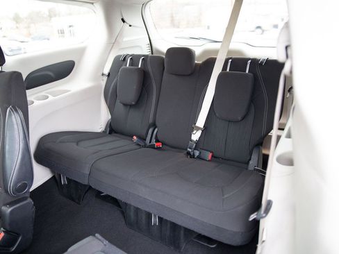 Used 2023 Chrysler Voyager LX image 20