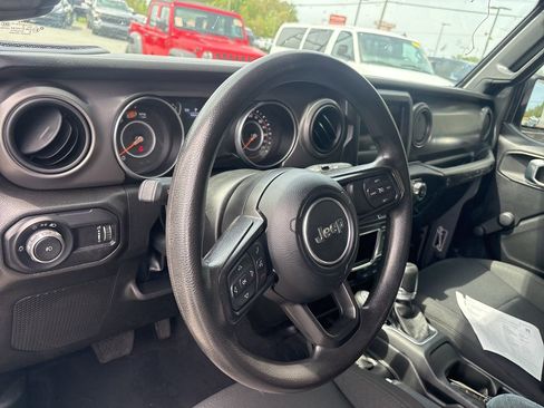 Used 2023 Jeep Wrangler Willys image 4