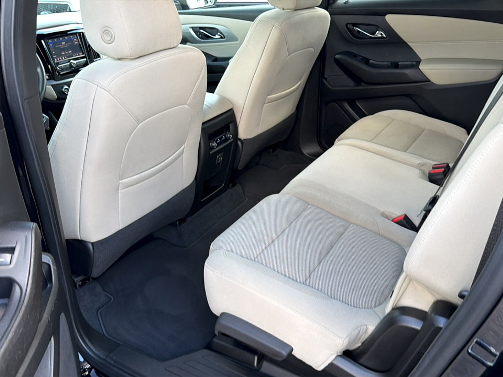 Used 2022 Chevrolet Traverse LS FWD image 13