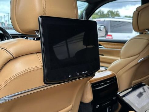 Used 2022 Jeep Grand Wagoneer Series III w/ Rear Seat Video Group 1 AWD/4WD image 9